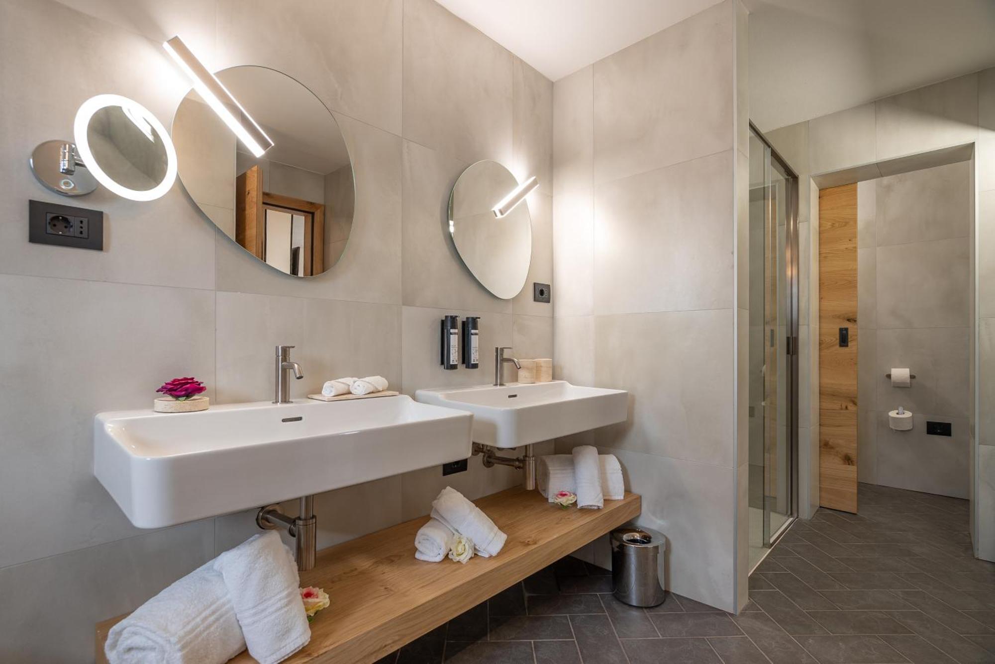 Apartament typu Deluxe Suite z łóżkiem typu king-size i widokiem na morze